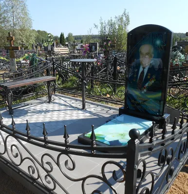Памятники из стекла с фото | Ритуальная продукция из небьющегося стекла в  Иваново