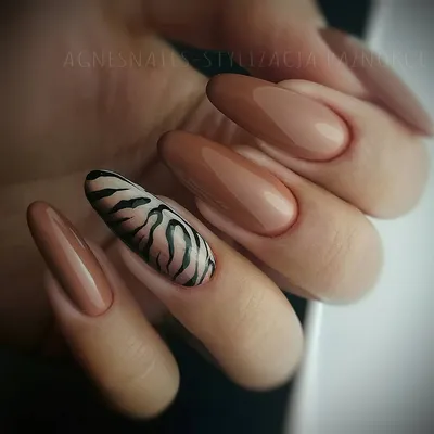 Однотонный маникюр: самые модные цвета ногтей 2022 💅🏻 | theGirl