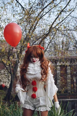 Леденящий кровь косплей на Пеннивайза (Pennywise) из Оно