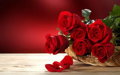 Букет красных роз в корзине - обои на рабочий стол