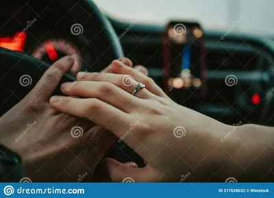 фотография пары, державшейся за руки в машине Стоковое Фото - изображение  насчитывающей люди, супруга: 217628632