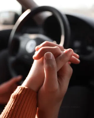 Love in car | Держаться за руки, Фотокниги макеты, Держась за руки