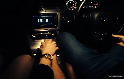 Руки влюбленных в машине ночью - 21 фото