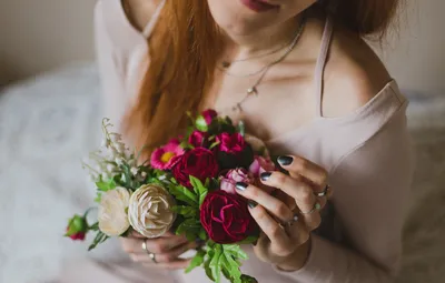 жених и невеста, выходит замуж, обручальные кольца, любить, вечность, кольца,  цветы, Руки | Pikist