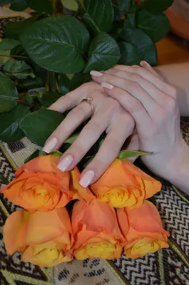 Рука кольцо и цветы - 41 фото