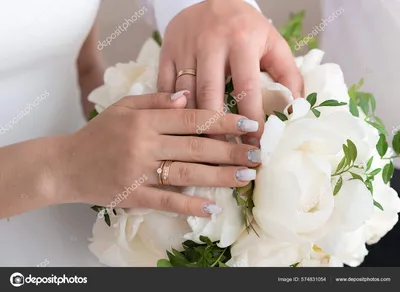 Руки жениха и невесты с кольцами на свадебном букете концепция брака |  Премиум Фото