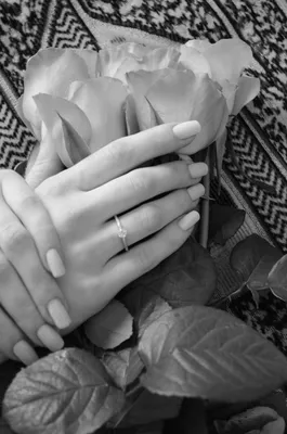 Рука с кольцом на розах - 58 фото