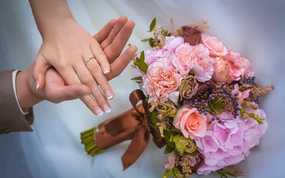 Кольцо на руке и цветы - 57 фото