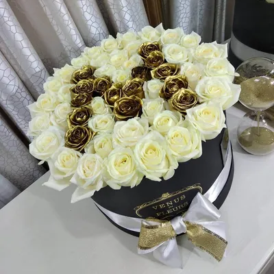 Белые розы с золотой буквой | Бесплатная доставка цветов по Москве