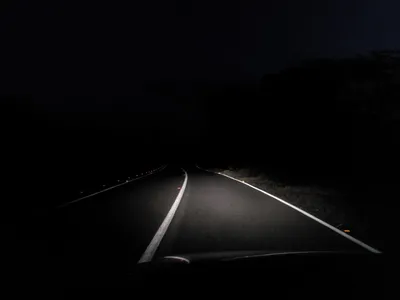 С машины на дорогу ночью фото