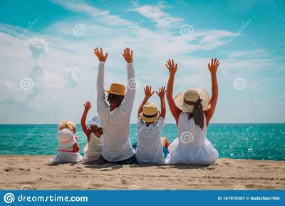 Счастливая семья с детьми руки на пляже Стоковое Изображение - изображение  насчитывающей ð¿ð°ñ€ñ‹, ðµñ‚ñ ñ‚ð²o: 161970267