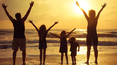 Счастливая красивая семья с детьми на пляже Стоковое Фото - изображение  насчитывающей ребенок, ладони: 164066438