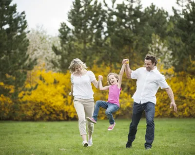 счастливая семья с двумя детьми, держащимися за руки во время прогулок -  стоковое фото 556274 | Crushpixel