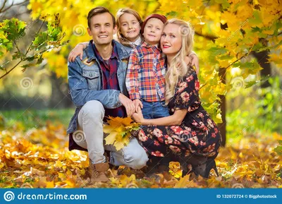 Фото счастливой семьи с детьми на прогулке в парке осени Стоковое Фото -  изображение насчитывающей потеха, счастье: 132072724