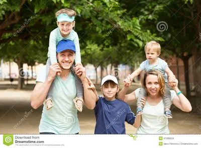 Комплект счастливых семей с детьми и любимчиками Иллюстрация вектора -  иллюстрации насчитывающей ребенок, иллюстрация: 109966265