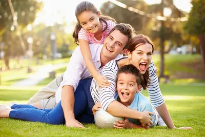 Изображение счастливых черных семей с детьми Стоковое Фото - изображение  насчитывающей девушка, отец: 161937180