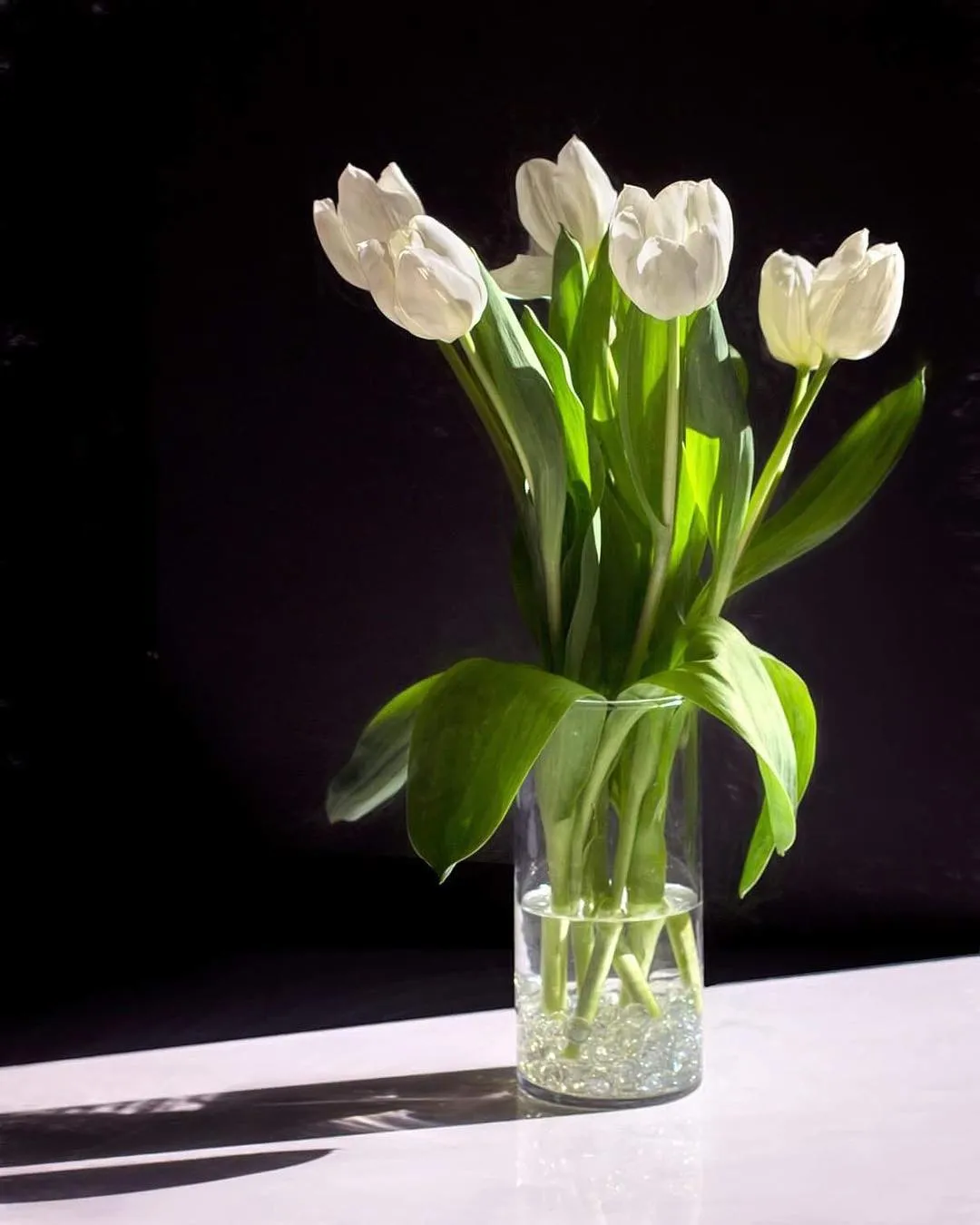 Букет тюльпанов в вазе дома