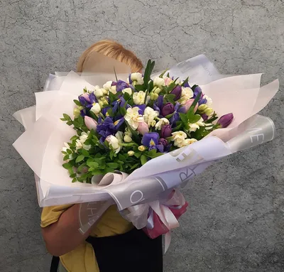 Букет из тюльпанов и нарциссов с ирисами – купить с доставкой в Москве