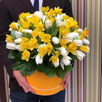 101 букет из нарциссов и тюльпанов | Бесплатная доставка цветов по Москве