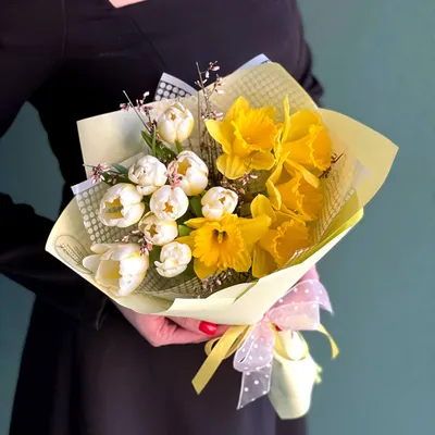 Букет из гиацинтов, тюльпанов и нарциссов в шляпной коробке - заказать  доставку цветов в Москве от Leto Flowers