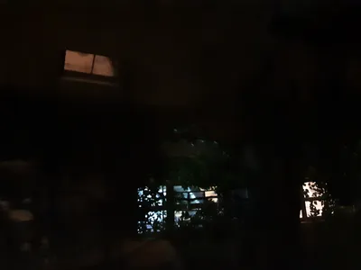 Ночной вид из окна во двор-колодец