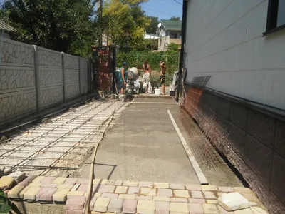 Укладка тротуарной плитки во дворе дома в Героевке | КерчьРемонт