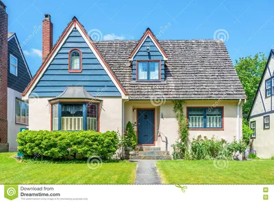 Уютный дом с красивый благоустраивать Стоковое Фото - изображение  насчитывающей дорога, жилище: 74631002
