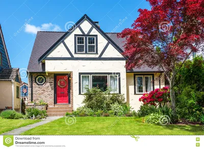 Уютный дом с красивый благоустраивать Стоковое Фото - изображение  насчитывающей фронт, ново: 74630956