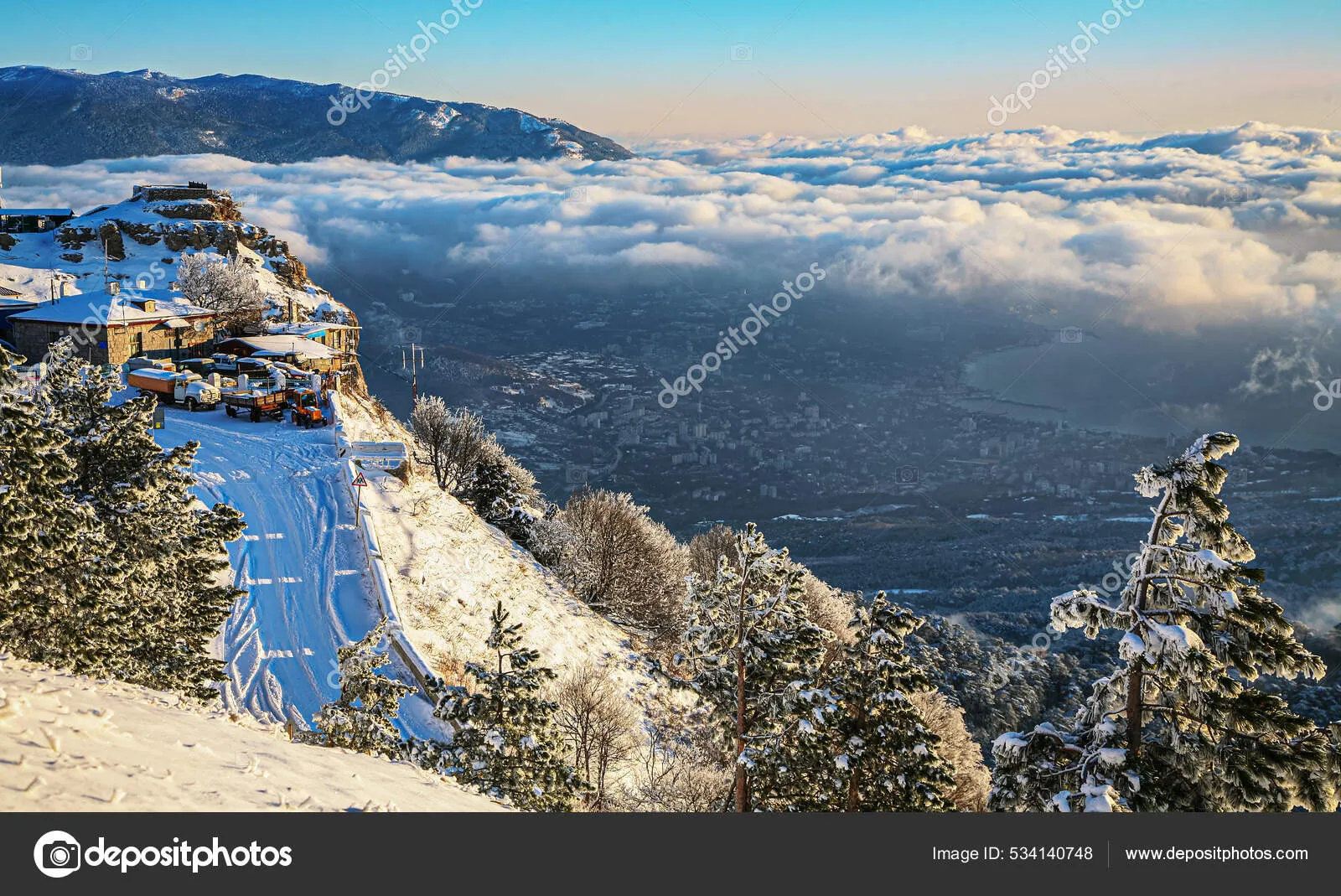 Ай петри горнолыжный курорт. Южный берег Крыма зимой. Ай Петри новый год. Ялта город горнолыжный курорт.