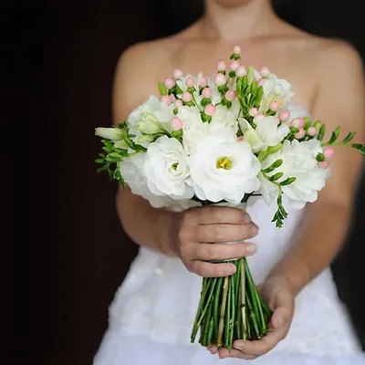 Белый букет невесты из эустомы, фрезии, розы и гиперикума - Заказать в  Киеве по низкой цене