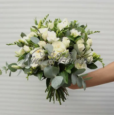 Букет невесты из кустовых пионоидных роз, фрезии и зелени