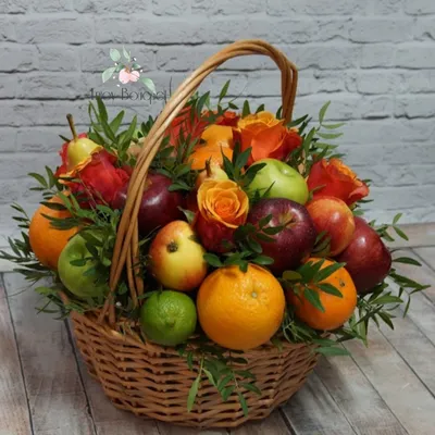 корзина с фруктами и цветами