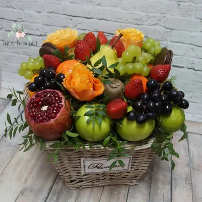 Корзины с фруктами \u003e Фруктовая корзина с цветами \"Торжество\" купить в  интернет-магазине
