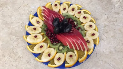 Красивая фруктовая нарезка. Как нарезать фрукты на праздничный стол.  Сервировка стола на Новый год - YouTube