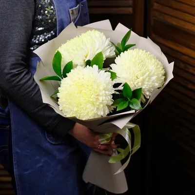 Купить Букет из 3 белых кустовых хризантем в стильной упаковке в городе  Санкт-Петербург