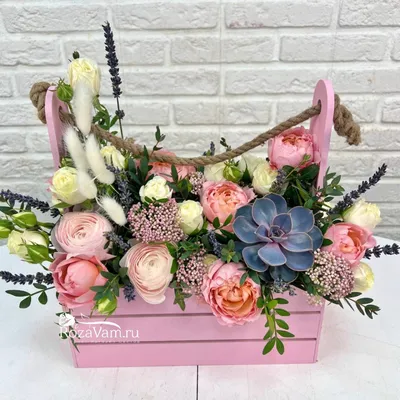 Цветочная композиция в шляпной коробке Mini из свежих цветов