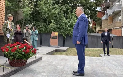 Президент Абхазии возложил цветы к мемориалу во дворе школы № 5 в Цхинвале  - 07.08.2021, Sputnik Южная Осетия