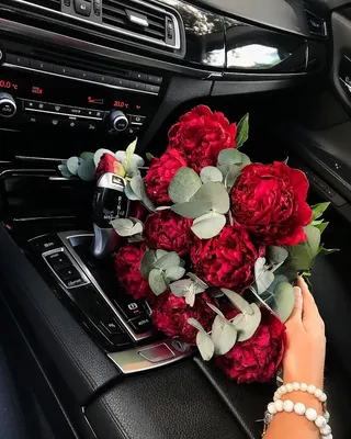 Букет цветов в машине на сиденье - 62 фото