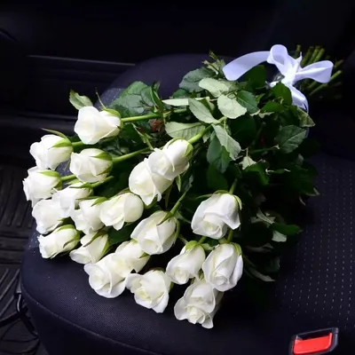 Букет белых роз в машине - 55 фото