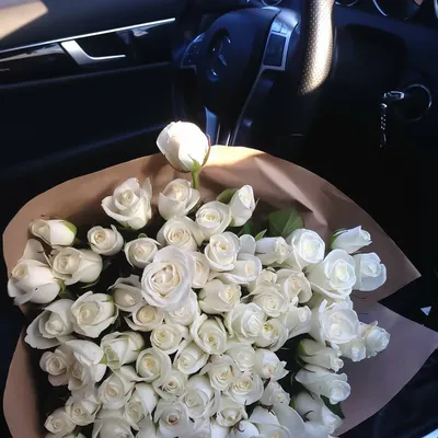 Букет белых роз в машине - 73 фото