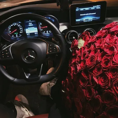 Букет роз в машине - 70 фото
