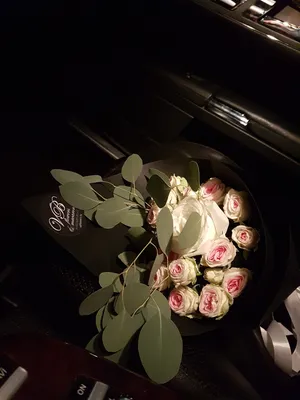 Букет цветов в машине на сиденье - 33 фото