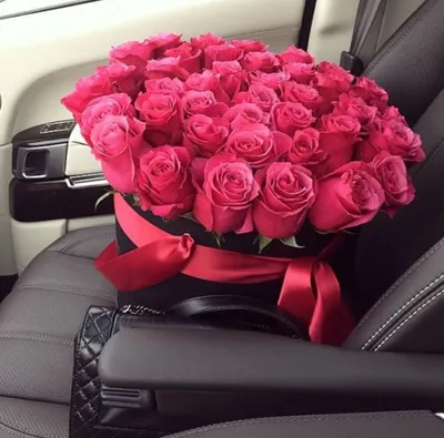 Букет роз в машине на сиденье - 71 фото
