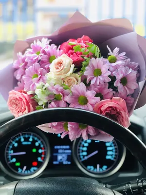 Букет белых роз в машине - 67 фото