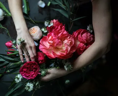 Фото Цветы в руках девушки