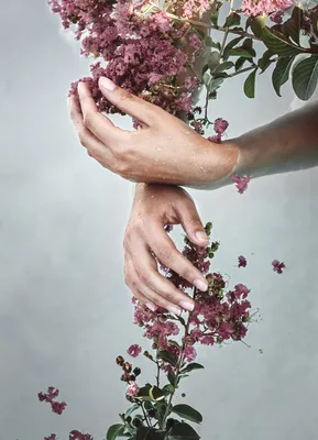 Фото Руки девушки с цветами, фотограф Michelle Magnoli