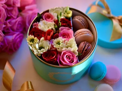 Цветы с конфетами в коробке - 60 фото