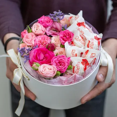Цветы и конфеты, Цветы и подарки в Калининграде, купить по цене 2100 руб,  Цветы в коробке в Далиас на Фрунзе с доставкой | Flowwow