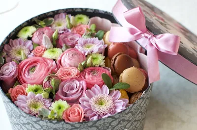 Коробка с цветами и сладостями - 69 фото