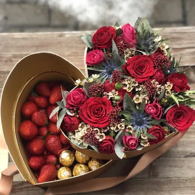 Золотое сердце с цветами и клубникой с конфетами - купить с доставкой по  Москве и области.